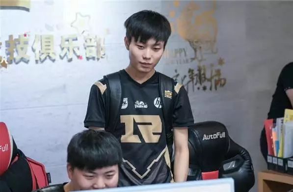 依赖于