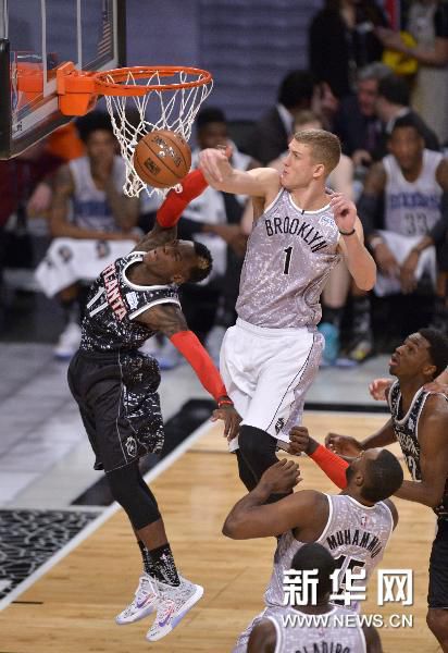 记者：小图拉姆今天继续单独训练，教练组明天决定他是否出战